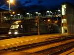 Die Re 465 010 und 006 warten mit einem Hangartnerzug ...