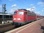 Die BR 115 397-5 von DB AutoZug steht mit dem ...