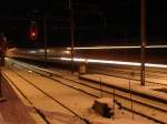Nachtaufnahmen Einfahrt eines IR nach Locarno in G�schenen am 4.1.2007