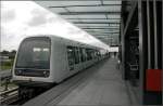 metro-kopenhagen Linie M1, Endstation 'Vestamager'. Die dreiteiligen Wagen der Metro Kopenhagen wurden in Italien bei Ansaldobreda gebaut. Sie sind 39 Meter lang und 2,65 Breit. Doppeltraktionen sind aufgrund der kurzen Bahnsteige nicht m�glich. 23.8.2006 (Matthias)