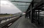 metro-kopenhagen Linie M1, Station 'Bella Center'. Alle Bahnh�fe auf der S�dstrecke der M1 liegen auf Br�ckenbauwerken und wurden einheitlich in Stahl und Glas gestaltet. 19.8.2006 (Matthias)