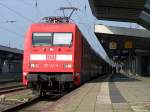 101 142-8 mit einem InterCity in Richtung Weimar bei der ...