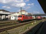 BR 152 152 013 f�hrt mit einem G�terzg an der 143 022 am 14.08.2007 in Regensburg vorbei. 