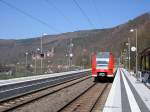 br-425 Fr�hling im Neckartal - Als S1 von Osterburken nach Kaiserlautern ist am 02.04.2005 der 425 725-9 bei Zwingenberg am Neckar unterwegs. Alle Stationen im Neckartal wurden im Zuge des Ausbaus der S-Bahn Rhein-Neckar neugestaltet und behindertengerecht ausgebaut. Stellenweise sehen die Bahnhofsanlagen nun etwas seltsam aus, da ein Teil der Bahnsteige nur auf der wirklich ben�tigten L�nge ausgebaut wurde.