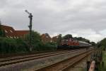 Die stark verschmutzte 218 492-2 und eine Schwesterlokomotive ziehen am ...