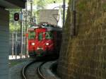 Triebwagen der MGB schleicht um den Berg beim Bahnhof G�schenen. ...