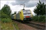E189 915RT und ES64U2-001 fahren bei Oberaudorf mit einen Kombizug ...