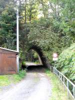 In der N�he dieses Betondurchlasses im Bahndamm am Haltepunkt Ehrenfriedersdorf ...