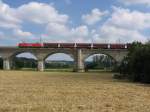 Eine Lok der Baureihe 152 schiebt einen G�terzug nach. Aufgenommen ...