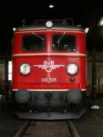 die sch�n restaurierte 1110.505 in der Traktion Innsbruck (10.10.2007)  ...