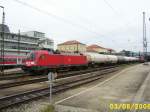 182 003 ist am 3.8.2006 mit einem G�terzug in Regensburg ...
