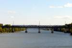 Ein 4020er Doppel �berquert bei Wien Lobau die neue Donau. ...
