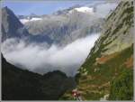 Sonstige �ber den Wolken.... atemberaubende Rundsicht auf die Gletscherwelt am Grimsel und die wieder talw�rts fahrende Gelmerseebahn, kurz bevor sie dem Blick entschwindet auf die 106% Rampe, das sie zur steilsten Standseilbahn der Welt macht. (09.10.2007)