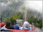 Sonstige Schwindelerregend ist der Tiefblick in der 106% Rampe der Gelmerseebahn speziell f�r die Passagiere in der untersten Reihe, f�hrt das offene Gef�hrt doch r�ckw�rts die Steigung hinauf. Die gesamte H�hendifferenz betr�gt 450m. Unten im Tal ist die Ausgangsstation und das Hotel Handeck zu sehen. (09.10.2007)