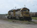 Die BNSF Loks 6869 und 6337 tragen beide noch die ...