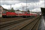 143 167 steht mit einer RUHR-SIEG-BAHN neben der Frankfurter 111 ...