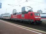 Die BR 120 502 steht mit dem IC 2228 von ...