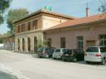 Sonstiges �beretscher Bahn Bozen-Kaltern 1898-1974.Den Kalterer Wein kennt man,aber wer kennt noch diese Bahn? Der Bahnhof in Kaltern heute in ziemlich desolaten Zustand.Hier gibt es schon lange keine Z�ge mehr.damit er nicht ganz zusammenf�llt,wird z.Zt.das Dach repariert.Kaltern 17.10.07