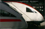 icn Licht und Schatten im Z�richer Hauptbahnhof. ICE T und ICN nebeneinander. 31.10.2005 (Matthias)