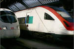 icn Licht und Schatten im Z�richer Hauptbahnhof. ICE T und ICN nebeneinander. Der Schnitt ist so gewollt. 31.10.2005 (Matthias)