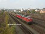 BR 232 mit Zugen Hof Hbf bei Einfahrt eines Gag mit Kohle, gef�hrt von 2x BR 232. Hinten der ehem. Ringschuppen des fr�heren s�chsischen Bw in Hof, in dem zuletzt die Reisebusse standen. Den kann man kaufen...
JA - ich weiss dass das Copyright st�rt. Aber die Bilder hier sind zum Betrachten und nicht zum unberechtigten Abgreifen gedacht. Verwendungsgenehmigung gibt es bei mir als Urheber.