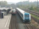 Arriva An den Anblick vom Lufsteg in Hof Hbf aus muss man sich gew�hnen: Eine Arriva  Garnitur mit der Fabrikneuen 223061 steht am 08.10.2007 auf Gleis 11. Es wurden Schulungsfahrten durchgef�hrt f�r den kommenden privaten Fernverkehr, der ab Dezember 2007 den jetzt bestehenden Berlin-Verkehr erg�nzen wird. Inzwischen wurden auch schon 223062, 064 und 066 gesichtet.
Das Copyright sei mir verziehen, mir wurden schon mal Fotos von akademisch ausgebildeten Leuten gestohlen, die sogar noch fremde fanden, die �hren Namen daf�r hergegen haben....  Nur soviel zum URHBERRECHTsgesetz, das ich nun hier liegen habe.