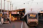 dortmund-hbf Der 13. Oktober 2007 ist ein sch�ner und goldener Herbsttag. Der IC nach Hannover wartet auf die Weiterfahrt nach Hannover. F�r die gelungene Athmosph�re tragen Sonne, Bahn und Mensch bei.