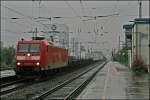 BR 185 mit Zugen 185 070 durchf�hrt mit einem G�terzug nach Kreuztal den Bahnhof Plettenberg.