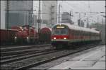 BR 294 W�hrend die RB 39159 als RB91 'RUHR-SIEG-BAHN' nach Siegen in Plettenberg einf�hrt, rangiert die 294 731 der MEG einige G�terwaggons zusammen. 