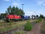 Am 06.09.2006 steht 294 685 mit ihrem G�terzug im Bahnhof ...
