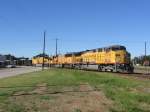 Union Pacific Die drei Union Pacific Loks 7518, 2173 und 7505 bespannen einen G�terzug, der aus 128 (!!!) Wagen besteht. Alle Wagen des Zuges waren mit Kies beladen. Aufgenommen am 23.10.2007 in Sealy (bei Houston, Texas).