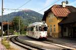 stubaitalbahn Tw 88 f�hrt in Mutters ein. Von fern gr��t der Patscherkofel (30. September 2007).