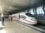 Der ICE 515 aus Dortmund steht Abfahrbereit in Frankfurt am ...