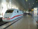 Der ICE 576 aus Hamburg-Altona steht in Frankfurt am Main ...