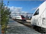 Ein doppelter Nachschuss: der ICN auf Gleis 2 fährt Richtung ... Ein doppelter Nachschuss: der ICN auf Gleis 2 fährt Richtung ...