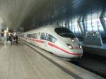 Der ICE 121 International aus Amsterdam Centraal steht in FRankfurt ...