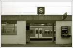 Bahntristesse 1: Eingang zum S-Bahnhof Rommelshausen . Nach links gehts runter ...