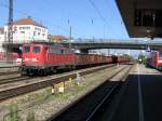 140 675 mit einem G�terzug am 6.8.2007 in Regensburg.  ...