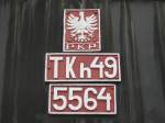 Die Aufschrifte auf der Lokomotive.   ...