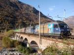 Zwei Re 465 mit Hangartnerzug kurz vor Domodossola am 6.11.2007 ...