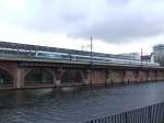 Lokbespannter Vogtlandexpress in Alexlackierung am 10.11.07 auf seinem Weg nach ...