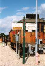 In Mariager wartet im Sommer 1999 ein Motortog (Baujahr etwa 1930) ...