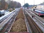  Momentaufnahme 14Uhr30 Stopfexpress, 5047083-0 sowie wartende Sch�ler und ein 72Ax ...