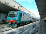 Eine wohl ziemlich fabrikneue E 464 mit einem Doppelstockpendelzug in ... Eine wohl ziemlich fabrikneue E 464 mit einem Doppelstockpendelzug in ...