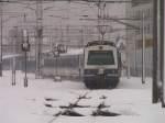 4020 211 f�hrt umringt von Schneeverwirbelungen von Wolkersdorf kommend in ...