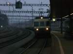 Der SOB-Triebwagen 059 bei der Einfahrt am Morgen des 03.11.2007 ...