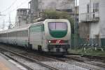 E 402 119 mit einem Schnellzug auf der Strecke Salerno ...