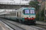 E 402 033 mit einem Schnellzug auf der Strecke Napoli ...