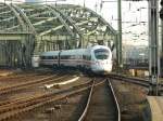 605 016-5 bei einer Durchfahrt im K�lner Hbf.Der ICE-TD ist ...