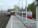 Der S-Bahn Haltepunkt Bochum-Ehrenfeld mit zwei sich begegnenden S1 (31.10.2007) ...
